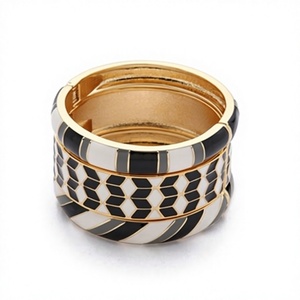 Bracelet jonc en alliage plaqué or de haute qualité à motif géométrique, bracelet jonc unisexe tendance, design noir et blanc, style classique pour femme - Product Image 1