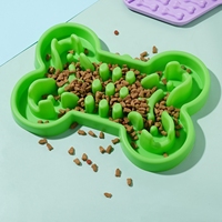 Bol d'alimentation pour animaux de compagnie en silicone personnalisé sans BPA avec ventouse tapis à lécher lent pour chien et chat accessoire de bouteille d'eau