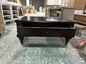 <span class=keywords><strong>Table</strong></span> <span class=keywords><strong>basse</strong></span> <span class=keywords><strong>vintage</strong></span> en bois massif avec tiroir et <span class=keywords><strong>roulettes</strong></span>, finition noyer foncé - Product Image 2