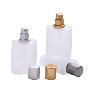 Vendita calda 30ml 50ml 100ml bottiglia di profumo in vetro smerigliato di forma quadrata con pompa spray grigio argento