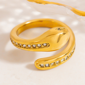 Anillo en Forma de Serpiente Chapado en Oro con Engaste Pavé, Joyería de Moda Unisex, Regalo - Product Image 1