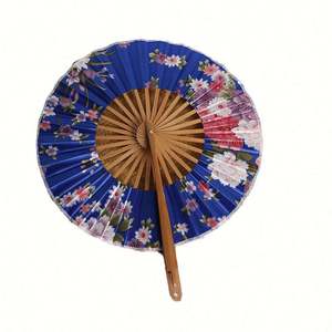 Éventail pliant vintage en bambou pour femme, motif fleur de cerisier sculpté, avec pompon en tissu teinté, élégance raffinée et artisanale - Product Image 4