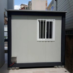 Chantier de construction moderne assemblant des structures de 20 et 40 pieds, des maisons conteneurs en kit. - Product Image 3