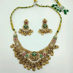 Conjunto de Gargantilla Nupcial de Oro Pesado con Motivos Detallados y Adornos de Piedras Verdes y Rojas para Bodas - Product Image 1