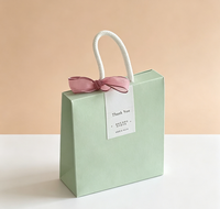 Sac cadeau en papier recyclé biodégradable de luxe imprimé en quatre couleurs, sac cadeau magnétique personnalisé avec nœud en ruban et poignée en corde