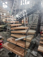 Escalier mono-soleil sur mesure de qualité supérieure pour intérieur de villa, approuvé par le fabricant (échantillon d'ingénierie)