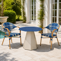 Fauteuil de bistrot français moderne et durable pour l'extérieur, bleu et blanc, en rotin PE tressé, avec structure en aluminium, pour restaurant, cour, jardin, balcon
