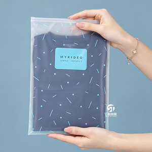 ถุงบรรจุภัณฑ์เสื้อผ้าแบบฝ้า CPE รีไซเคิลได้ ได้รับการรับรองมาตรฐาน GRS พร้อมโลโก้สั่งทำ สำหรับชุดชั้นใน เสื้อผ้า และชุดกีฬา - Product Image 3