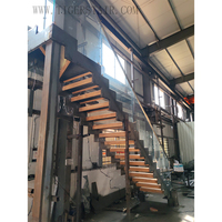 Escalier droit moderne de style farmhouse à double poutre latérale avec balustres en verre transparent et marches en bois rustique