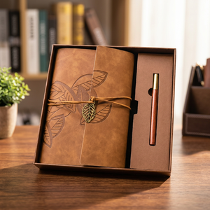 ชุดของขวัญสมุดบันทึกหนังสีน้ำตาลพร้อมลายใบไม้แบบนูนและปากกาไม้ - Product Image 3