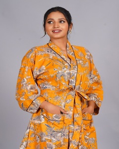 Robe Kimono en Coton Bleu Grande Taille à Motif Floral Jaune, Imprimé Floral Fait Main, Vêtement Décontracté pour la Maison, Disponible en Gros - Product Image 2