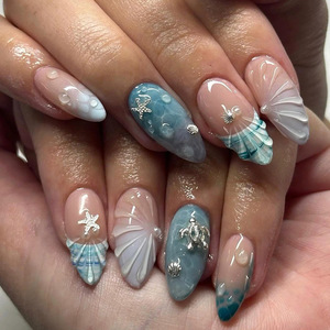 Manicura estilo veraniego en azul marino claro con conchas 3D, estrellas <span class=keywords><strong>de</strong></span> mar, tortugas, ondas <span class=keywords><strong>de</strong></span> agua y uñas postizas en forma <span class=keywords><strong>de</strong></span> almendra. - Product Image 1