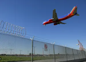 Çit havaalanı veya demiryolu zinciri bağlantı çit jiletli tel çit ile galvanizli üst