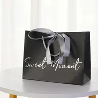 Sacs d'emballage d'achat en papier avec poignées pour vêtements Sac cadeau de luxe personnalisé pour vêtements