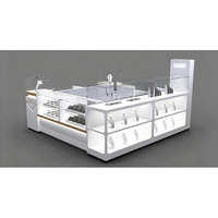 Vitrine de présentation minimaliste entièrement blanche pour bijouterie, fabrication sur mesure ODM/OEM, conception complète de magasin, solution de vitrine tout-en-un