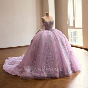 Robe de bal de Quinceañera élégante en tulle lavande avec traîne Watteau, ornée de dentelle florale 3D perlée et scintillante, style vintage Rsm261101 - Product Image 3
