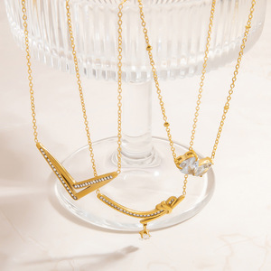 Collar de Acero Inoxidable con Colgante de Corazón, Chapado en Oro de 18K, Diseño Geométrico con Incrustaciones, Cadena para Clavícula, Joyería de Regalo - Product Image 2