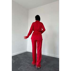Ensemble deux pièces en satin rouge luxueux avec pompons, coupe ample, short court, pour femme, vente en gros - Product Image 1