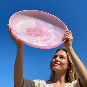 Plat de service rond en résine fait main, motif bohème rose et blanc, écologique, en stock, pour les fêtes - Product Image 1