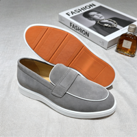Mocassins de luxe discrets 2026 pour hommes, mocassins minimalistes en daim, chaussures à enfiler à semelle blanche de luxe discret pour l'été, vente en gros usine