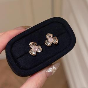 Boucles d'oreilles fines en argent pur S925 Wenchi, exquises, en forme de cloche d'orchidée, incrustées de diamants roses, haut de gamme, niche, douce tentation florale - Product Image 1