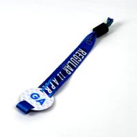 Ensemble de cartes RFID en bois écologiques et de bracelets tissés pour l'image de marque d'événements naturels, accès sans contact et programmes promotionnels PVC
