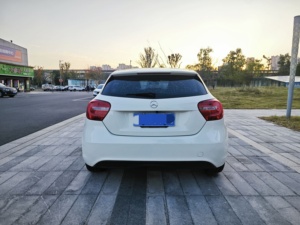 Mercedes-Benz <span class=keywords><strong>Classe</strong></span> <span class=keywords><strong>A</strong></span> (Importée) 2015 <span class=keywords><strong>180</strong></span> Standard 5 Places Automatique Conduite à Gauche Sièges en Cuir Foncé <span class=keywords><strong>Essence</strong></span> Voitures d'<span class=keywords><strong>Occasion</strong></span> - Product Image 4