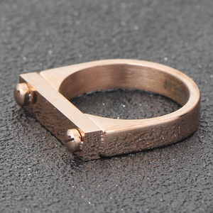 Bague unisexe en acier inoxydable plaqué or 18 carats et titane, 4 mm, à double rivet plat, design géométrique à vis, pour usage quotidien - Product Image 2