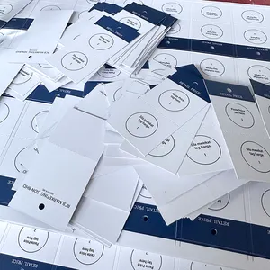 Conception gratuite impression personnalisée logo en relief étiquettes volantes rondes en papier étiquette balançoire de luxe pour vêtements