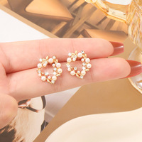 Anting-anting bunga mutiara desain jarum perak anting-anting kancing mutiara imitasi cabang zaitun berlapis emas