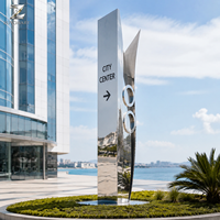 Colonne de signalisation sculptée autoportante en acier inoxydable, finition brossée, pour hôtels, centres commerciaux, aéroports et halls d'entreprises modernes