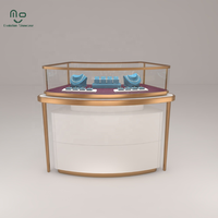 Vitrine de présentation de bijoux moderne et élégante avec éclairage LED doré, mobilier de magasin de bijoux, plan de sol de boutique de bijoux, comptoir de présentation de bijoux