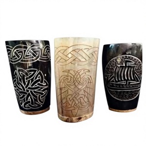 Mug en corne de viking fait main avec support gravé, réutilisable, portable, pour la maison, pour bière, hydromel et vin, idéal pour Noël - Product Image 1