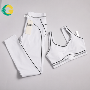 Conjunto Deportivo Seamless Halter de 2 Piezas con Tirantes Convertibles, Top Corto y Pantalones a Media Pierna, 180g, Transpirable, Sostenible, Spandex, Poliéster, OEM - Product Image 3