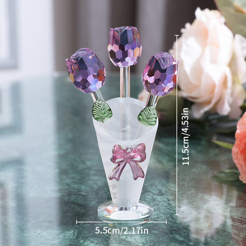 Jarrón con 3 pequeñas rosas moradas.