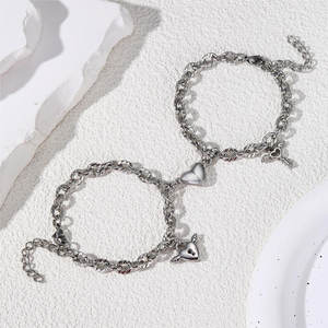 Pulsera y Brazaletes de Moda para Mujer en Acero Inoxidable 316L de Lujo Personalizados, Pulsera Magnética con Corazón para Parejas - Product Image 1
