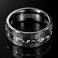 Bague de mariage pour homme JLM en carbure de tungstène noir 8 mm, facettée, martelée, avec incrustation de météorite écrasée