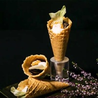 Goldener Kegel für gehobene Gastronomie: Hochzeitsbuffet, Gourmet-Vorspeisen, maßgefertigter OEM-Acryl-Canape-Kegelhalter, schräg gestellt