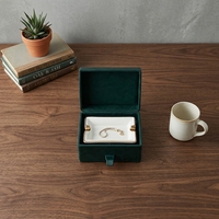Boîte d'expédition de luxe écologique tendance en forme de tiroir magnétique en carton ondulé avec bordure dorée et impression en relief
