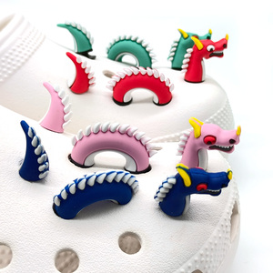Venta al por mayor de dijes 3D de dragón, serpiente y cocodrilo para <span class=keywords><strong>zapatos</strong></span> de hombre, dijes de PVC lindos para zuecos, decoraciones 3D para <span class=keywords><strong>zapatos</strong></span>, dijes para pulseras, 3 piezas/juego - Product Image 3