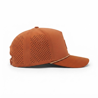 Casquette de baseball personnalisée à 5 panneaux avec broderie, orange rouille, perforations découpées au laser, visière incurvée, fermeture snapback, pour sports de plein air