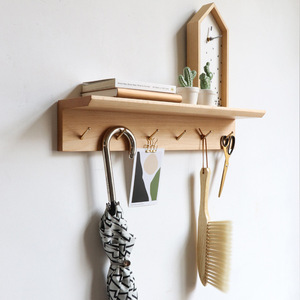 Étagère murale en bois massif, style nordique, étagère murale d'entrée avec panneaux perforés pour manteaux et chapeaux. - Product Image 1