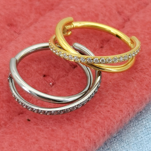 Modischer Vorderseitiger Zirkon-Klappsegment-Nasenpiercing-Ring aus ASTM F136 Titan - Product Image 3