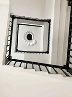 Escaliers en bois massif au design moderne avec garde-corps en verre transparent Les marches en pente douce et antidérapantes améliorent le lustre métallique de l'espace
