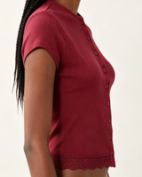 Haut court côtelé en maille pour femme, col rond uni, manches courtes, boutonnage intégral, ourlet festonné en dentelle, coupe ajustée
