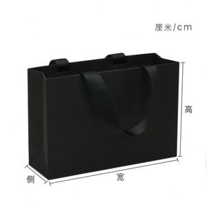 Sacs de courses en papier recyclé noir écologiques de haute qualité, personnalisables avec gaufrage et sérigraphie, pour emballage de pizzas et nouilles avec logo sur mesure - Product Image 4