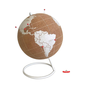 Globe en liège de bureau de taille moyenne avec Base en métal noir Durable, Globe mondial en liège, cadeaux et décoration Premium, vente en gros - Product Image 1