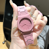 Montre Homme Quartz en Plastique Ultra Fine avec Cadran en Verre de 40 mm, Chiffres Arabes Classiques Personnalisés de 22 mm, en Polycarbonate, Vente en Gros