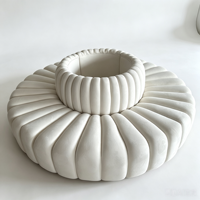Ensemble de canapés sectionnels de luxe à capitonnage en cannelures courbes, rembourrés crème, pour salon d'appartement, mobilier moderne pour hôtel et salon de mariage