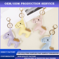 Breloque de sac en cuir personnalisée OEM/ODM avec logo, porte-clés poney 3D rembourré de luxe, pendentif de sac à main, accessoires cadeaux de boutique en gros